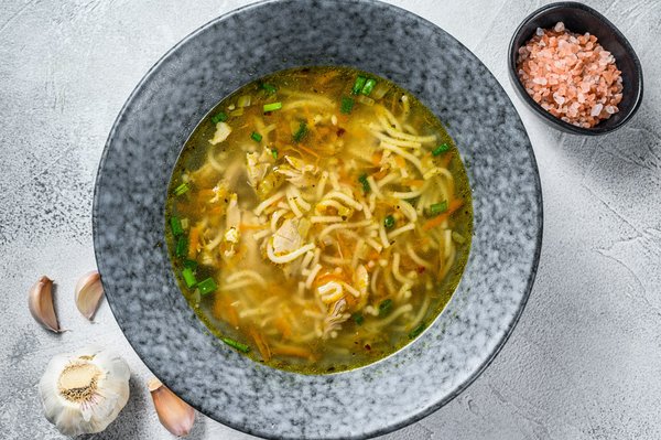 Comment préparer un bouillon de légumes concentré fait maison pour des soupes hivernales?