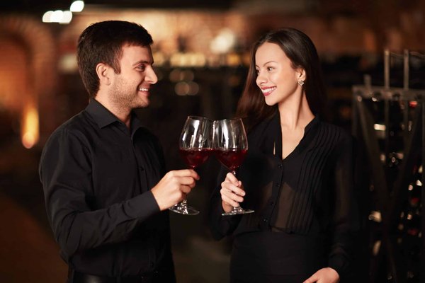 Comment organiser une nuit de dégustation de tapas et vins espagnols dans un bar à thème?
