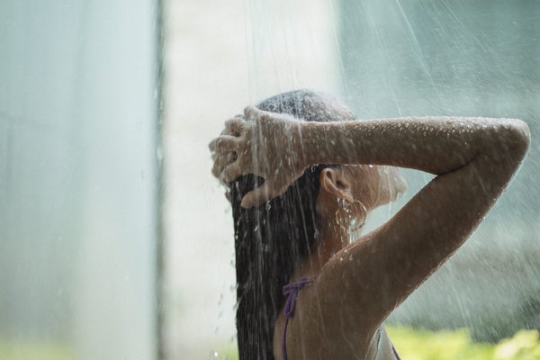 Est-ce que les cheveux peuvent boucher les toilettes ?